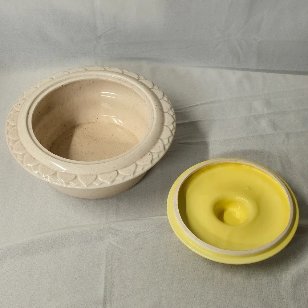 Vintage California Pottery Casserole Dish Beige Bottom Yellow‎ Lid L-43